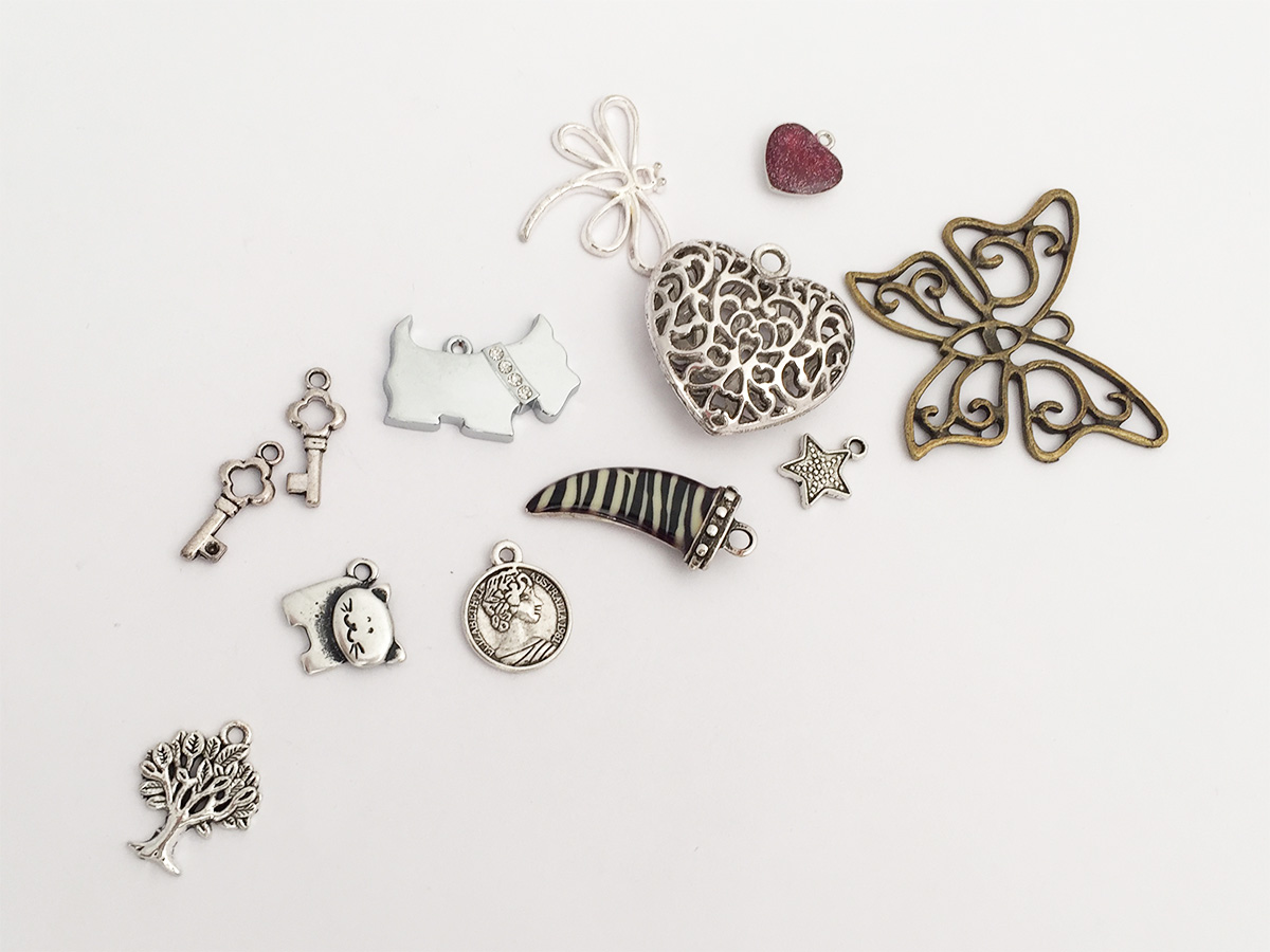 MINUTERIE E SEMILAVORATI-PENDENTI E CHARMS